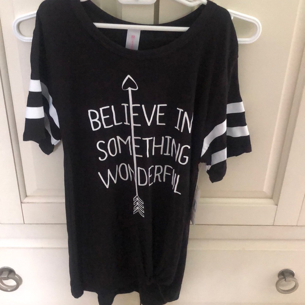 NWT juniors graphic shirt. Size XS.